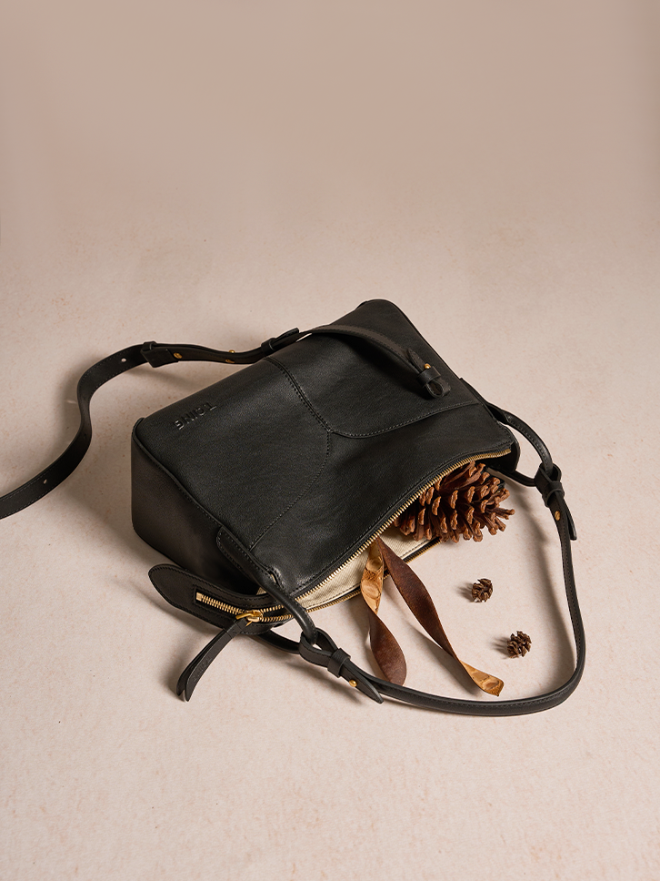 Freeform Casual Boston Bag in Vegetable-tanned Leather